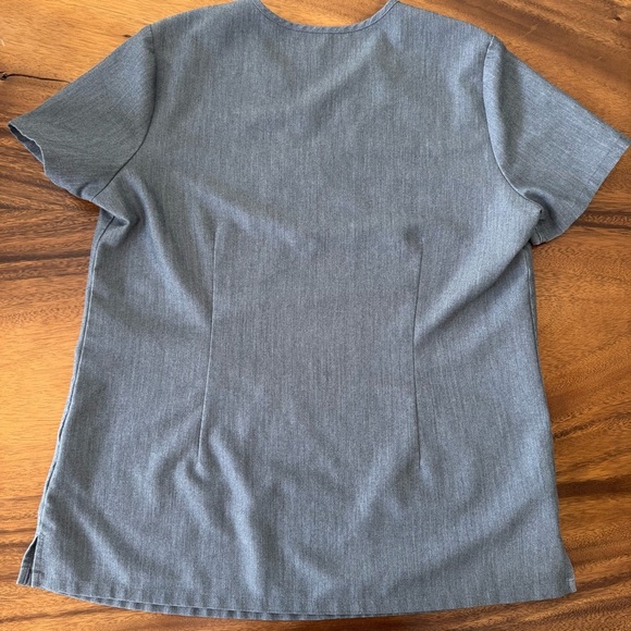 FIGS Women’s Short Sleeve Graphite Gray V-Neck Scrub Size Small - Picture 2 of 4